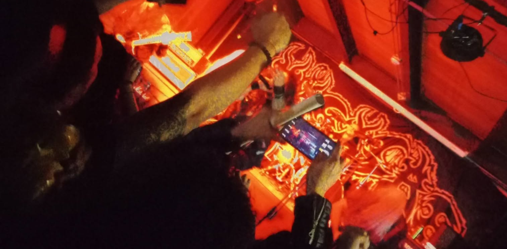 Escenario y público del concierto de Masacre en Quito; fotografía publicada en la cobertura de Nexus UIO